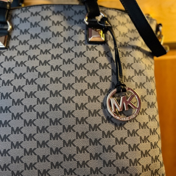 Michael kors MK logo monogram tote bag - Picture 3 of 8